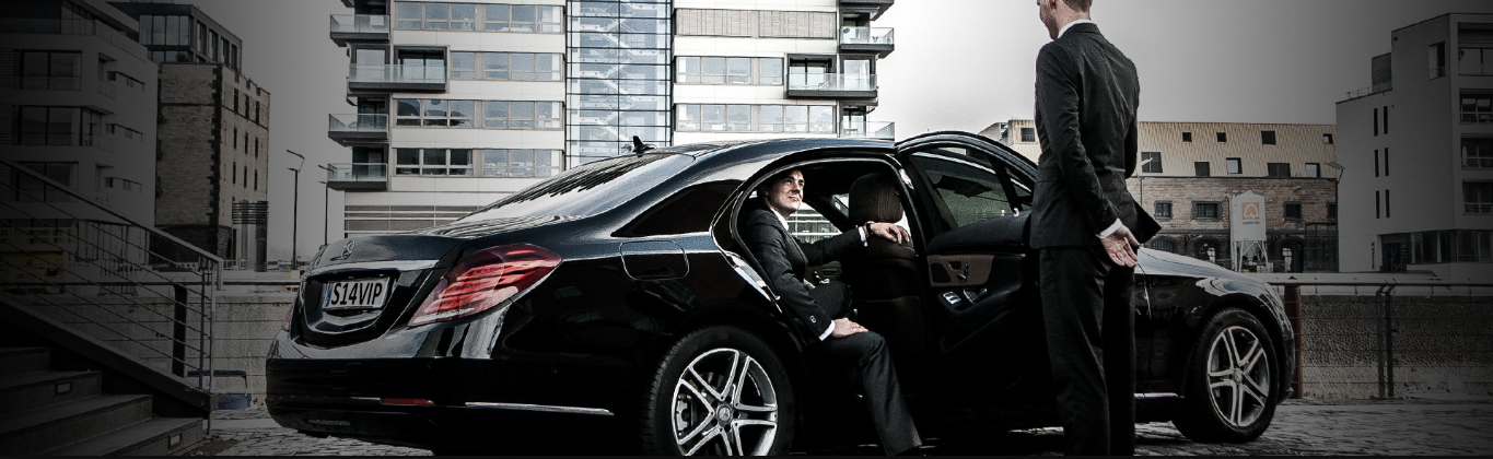 Limousine Services at the Airport: Reasons for you to Hire Them